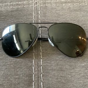 Black polarized Ray Ban aviators